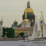 Вид на Исакиевский собор с Невы
