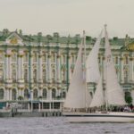 Вид на Зимний дворец в поверхности Невы